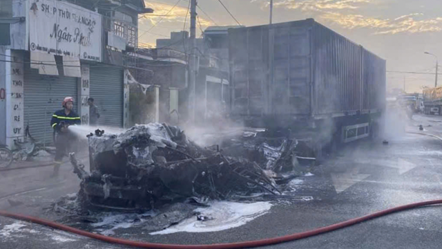 Hai xe đầu kéo bốc cháy dữ dội sau va chạm giao thông