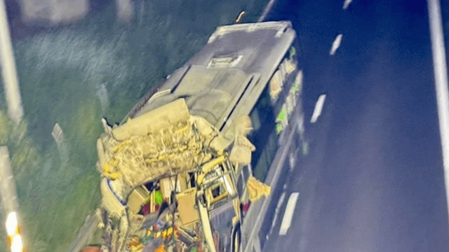 Xe khách tông vào đuôi container trên cao tốc Vĩnh Hảo-Phan Thiết làm 1 người chết