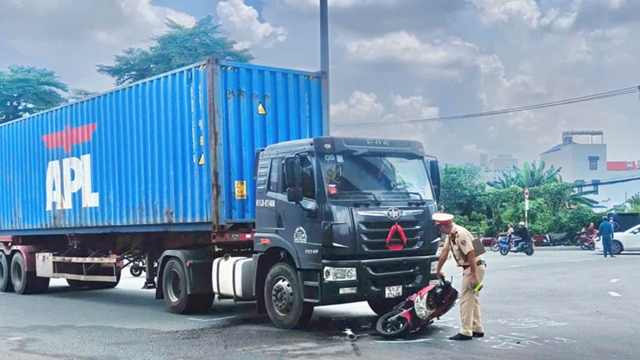 Nam thanh niên bị hất container hất văng sau va chạm giao thông