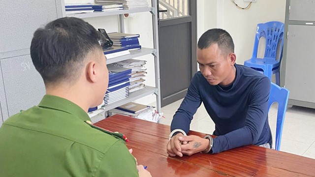 Tạm giữ tài xế vi phạm nồng độ cồn tấn công CSGT khi bị dừng xe