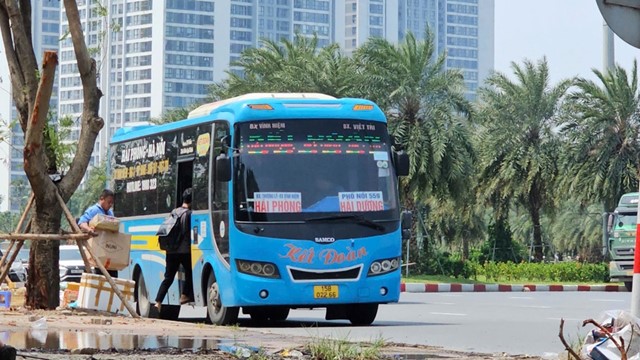 Xe khách Kết Đoàn đủ cách lách luật, náo loạn đường phố