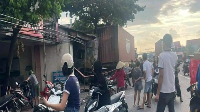 Container bốc cháy dữ dội sau va chạm giao thông