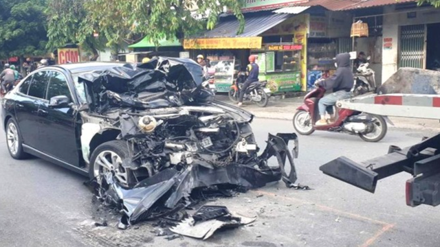 Va chạm với xe bồn, ô tô con biến dạng