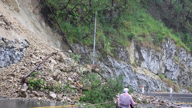 Sạt lở trên đèo Prenn ở Đà Lạt, đất đá tràn xuống lòng đường