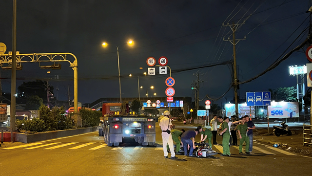 Va chạm với container, nữ sinh bị cuốn vào gầm xe 