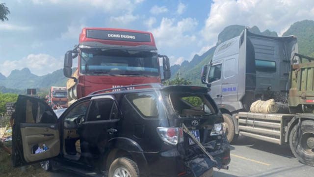 Tai nạn liên hoàn trên quốc lộ 1 gây ách tắc giao thông cục bộ