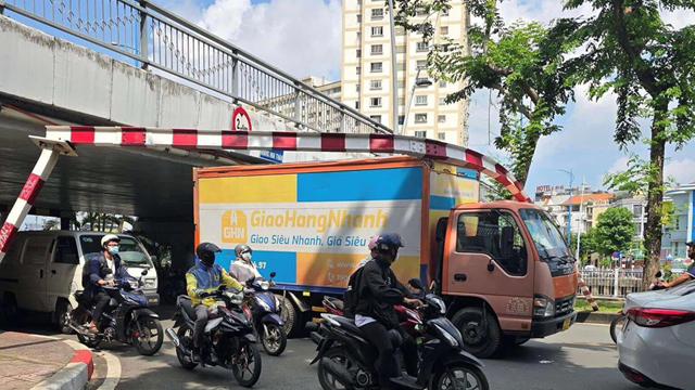 Xe tải tông sập thanh chắn giới hạn chiều cao, mắc kẹt dưới gầm cầu