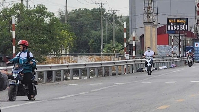 Thái Bình: hàng loạt biển báo giao thông chỉ còn là cọc sắt