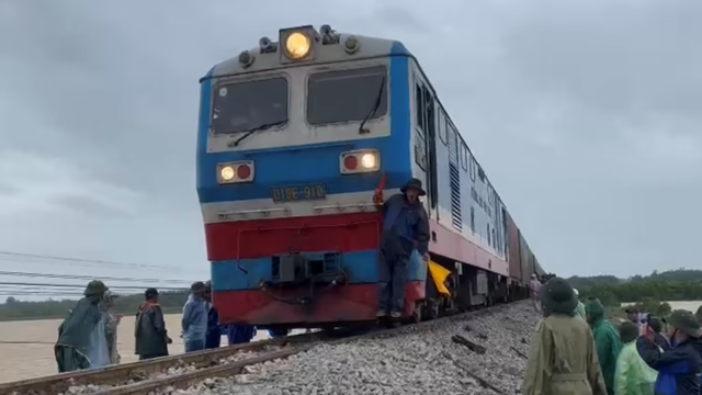 Thông tuyến đường sắt Bắc - Nam đoạn qua Quảng Trị sau ảnh hưởng của bão