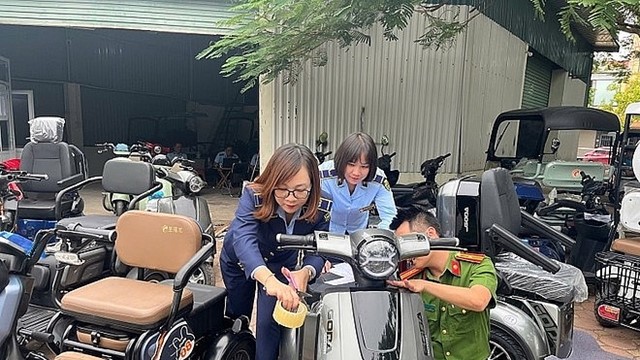 Tạm giữ hàng chục chiếc xe điện loại không được phép lưu thông