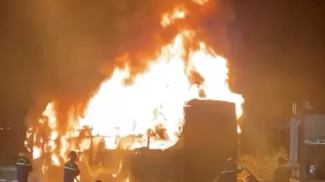 Xe khách giường nằm bốc cháy ngùn ngụt trong đêm