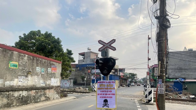 Nguy hiểm tiềm ẩn từ cột đèn tín hiệu đường sắt nằm giữa đường