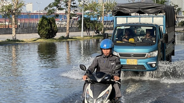 Triều cường dâng cao gây ngập lụt cục bộ một số nơi ở TP Hạ Long