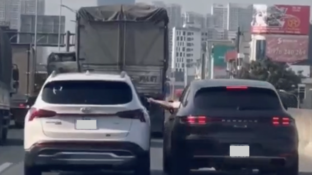 Tài xế Porsche Macan đi làn khẩn cấp, đập gương ô tô Hyundai trên vành đai 3