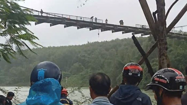 Xe chở rác qua cầu treo bất ngờ rơi xuống sông, 2 người mất tích