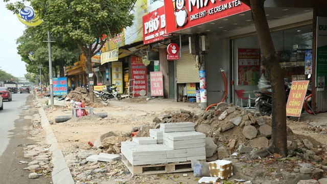 Dân khổ vì sửa vỉa hè gần 3 tháng chưa xong