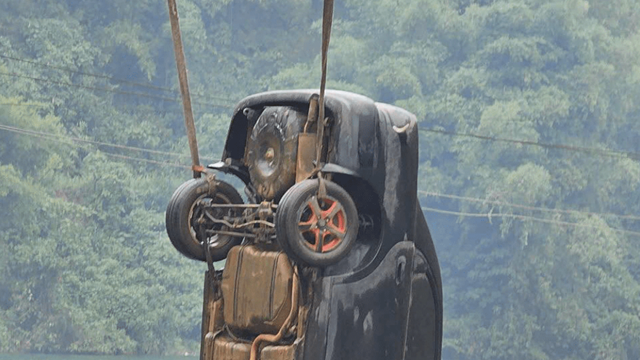 Phát hiện thi thể nam giới trong ô tô bị rơi xuống hồ thuỷ điện Hòa Bình