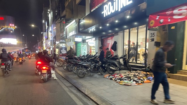 Xử lý các trường hợp lấn chiếm vỉa hè phố Chùa Bộc làm nơi kinh doanh