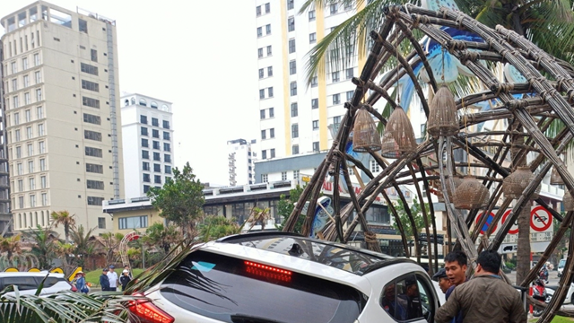Ô tô nổ lốp tông vào cổng đường hoa ở Đà Nẵng