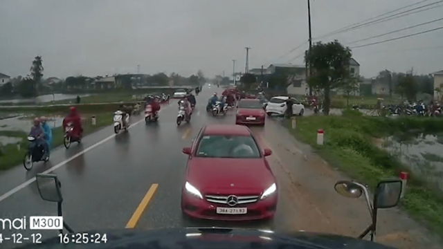 Hà Tĩnh: Xử phạt tài xế xe Mercedes dừng giữa làn ngược chiều, chặn đầu xe container