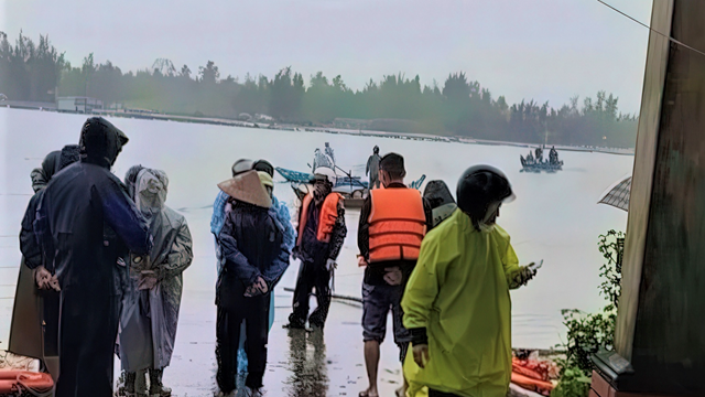 Chìm phà trên sông ở Quảng Nam, 14 người may mắn thoát chết