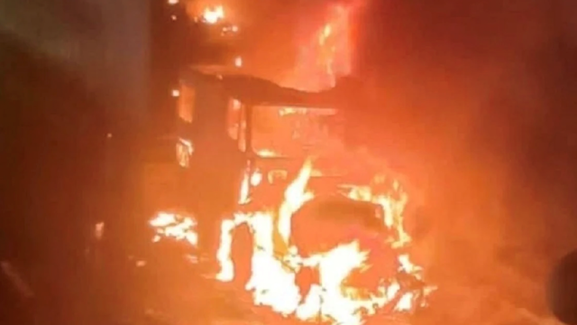 Xe đầu kéo cháy rụi trên Quốc lộ 1 ở Quảng Ngãi vào rạng sáng