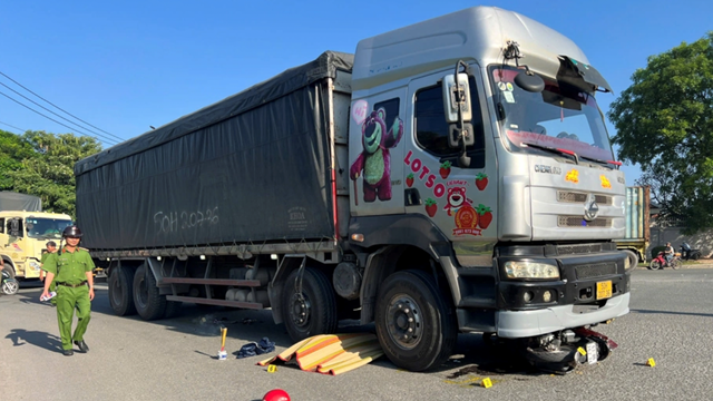 Xe tải ôm cua va chạm xe máy, nữ công nhân tử vong thương tâm