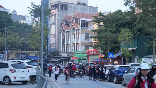 Xe ô tô bủa vây trường THCS Phú Đô