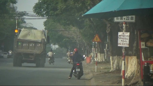 TP Biên Hoà: xe ben tải trọng lớn ngang nhiên đi vào đường cấm giờ
