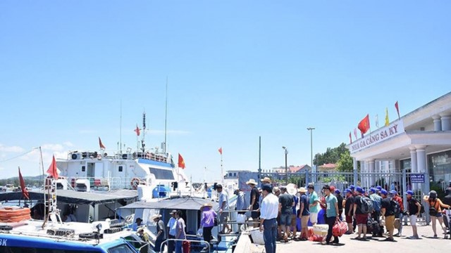Huy động tàu đưa khách về đảo Lý Sơn trong dịp Tết Ất Tỵ 2025