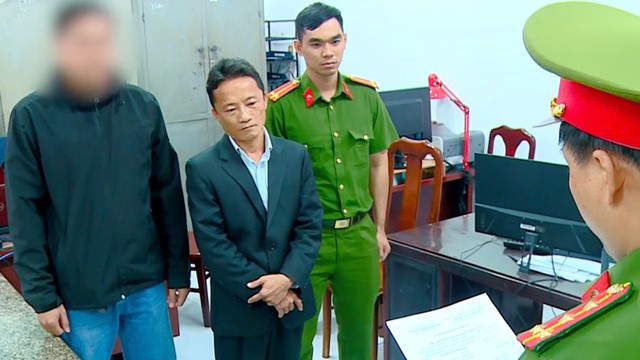 Bắt tạm giam người đàn ông đi Mercedes rút kiếm đe dọa nhân viên môi trường