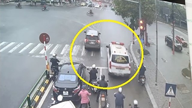 Vượt đèn đỏ để nhường đường cho xe ưu tiên không bị xử phạt