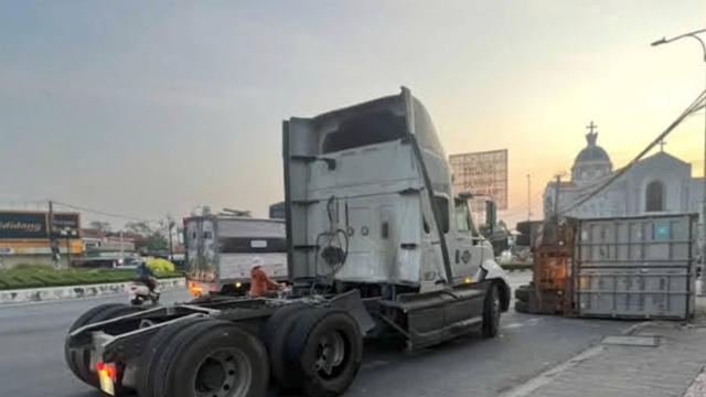 Xe container nổ lốp, thùng hàng rơi xuống đường