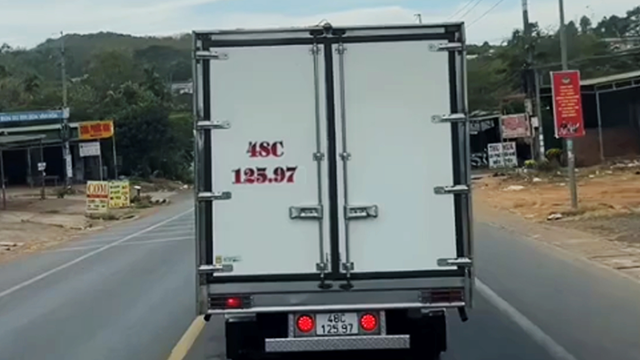 CSGT lập biên bản tài xế xe tải chạy “rùa bò”, chèn ép xe phía sau