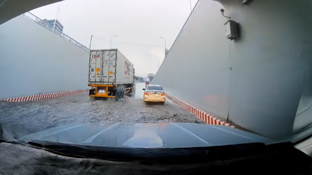 TP Hồ Chí Minh: hầm chui Nguyễn Văn Linh ngập nặng sau cơn mưa to