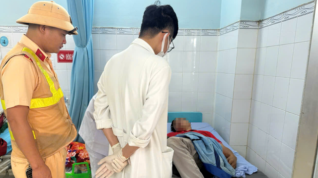 CSGT dùng xe đặc chủng đưa người đàn ông bị co giật đi cấp cứu