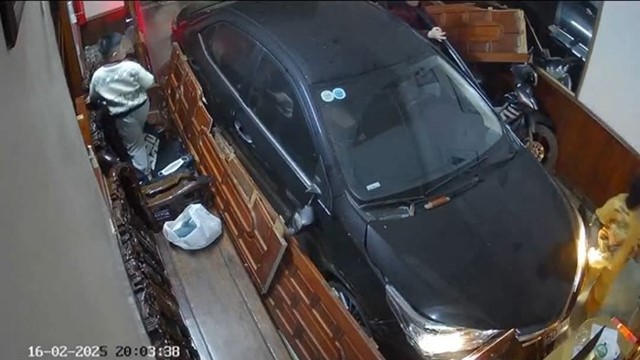 Ô tô đâm sập cửa nhà dân ở Thái Nguyên, cuốn một người vào gầm