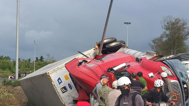 Xe đầu kéo bị lật nghiêng trên Quốc lộ 26