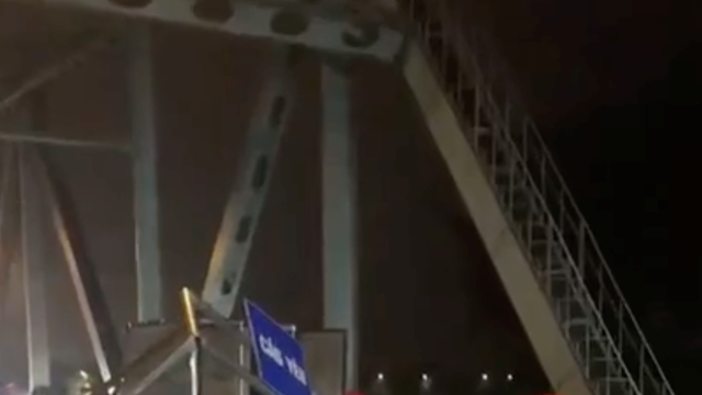 Xe tải đâm đổ rào hạn chế chiều cao trên cầu Yên Bái