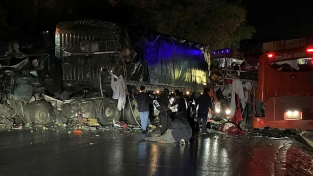 Xe khách giường nằm đâm vào ô tô đầu kéo trong đêm, ít nhất 6 người tử vong