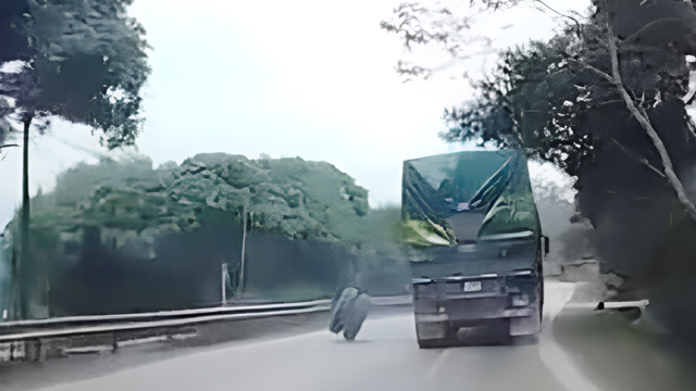 Đang cắt cỏ bên đường, người đàn ông tử vong do lốp ô tô văng trúng