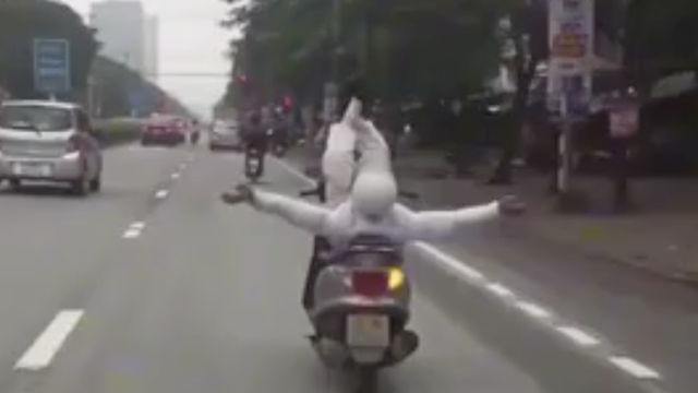 Công an xác minh người đàn ông nằm giơ cả 2 tay 2 chân trên xe máy đang chạy