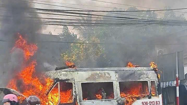 Xe cứu thương bốc cháy ngùn ngụt trên quốc lộ 13