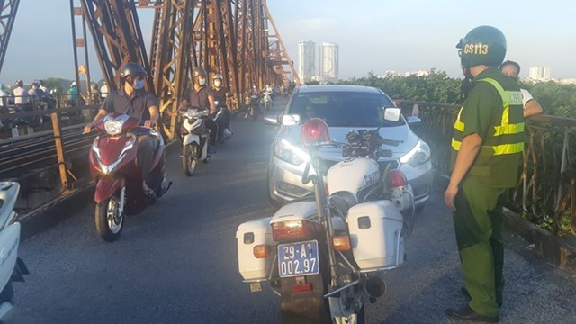 Phạt 45 triệu đồng tài xế say rượu, gây náo loạn trên cầu Long Biên