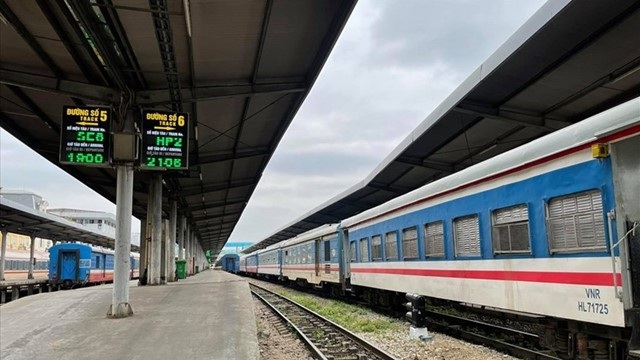Ngành đường sắt tiếp tục tạm dừng chạy TPHCM đi miền Trung