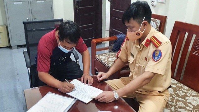 Xử phạt 2 trường hợp trốn qua chốt kiểm soát dịch