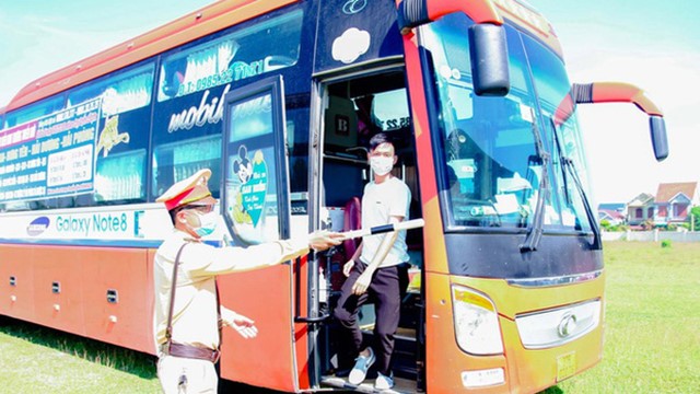 Phát hiện xe khách chở 20 người về từ vùng dịch trốn khai báo