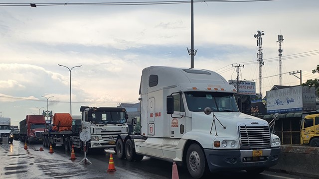 Bộ GTVT lập 4 tổ kiểm tra thực hiện "luồng xanh" vận tải vùng dịch