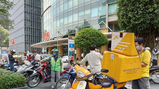 Thủ tục đăng ký dành cho nhân viên vận chuyển hàng hoá thiết yếu ở Hà Nội