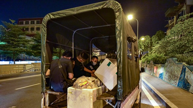 Phạt 6 triệu đồng 3 thanh niên mang giò chả vào khu phong toả bán kiếm lời